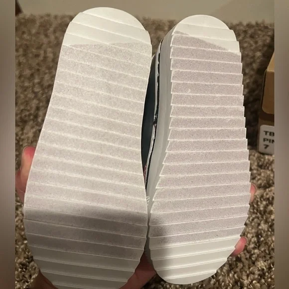 STEVE MADDEN NWT T BEAT KIDS SHOE (Multiple sizes) - Picture 6 of 8